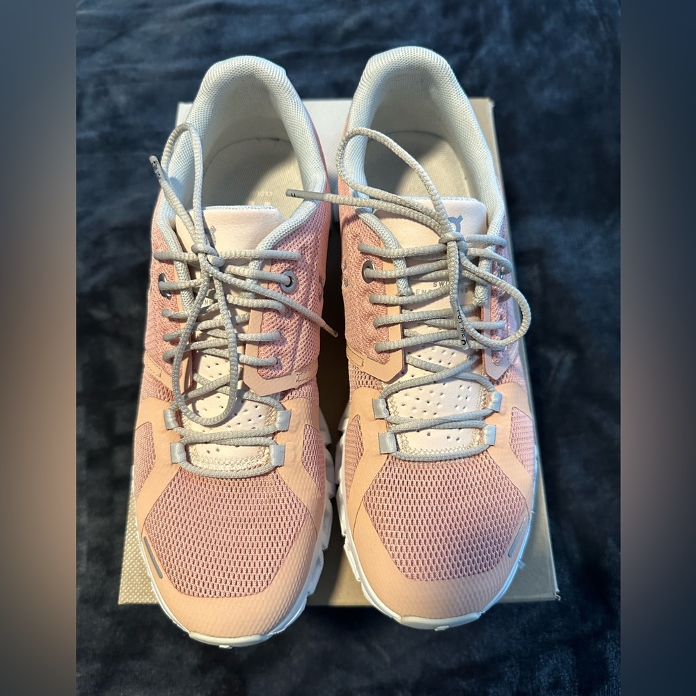 On Cloud 5 Size 7 Women’s Sneakers EUC